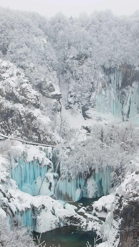 氷結した湖と滝