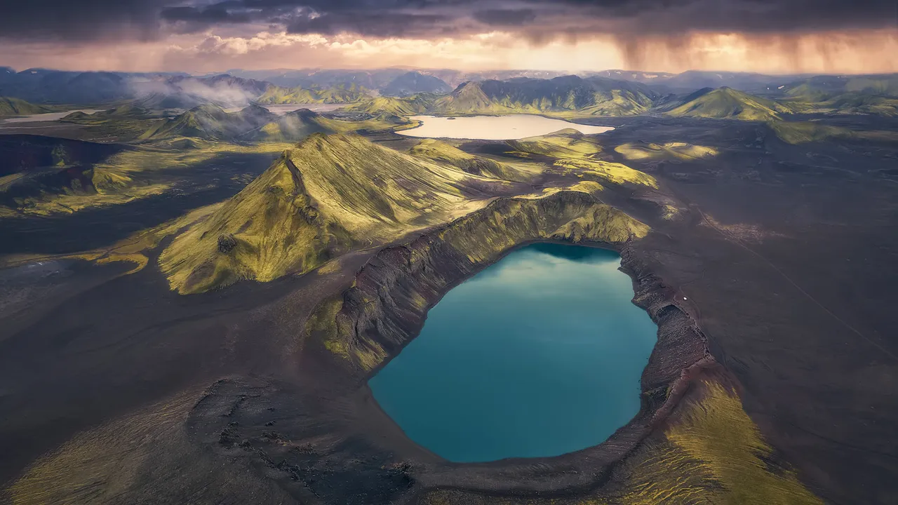 Hnausapollur volcanic crater lake, Fjallabak Nature Reserve, Landmannalaugar, Iceland