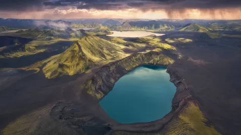 Hnausapollur volcanic crater lake, Fjallabak Nature Reserve, Landmannalaugar, Iceland