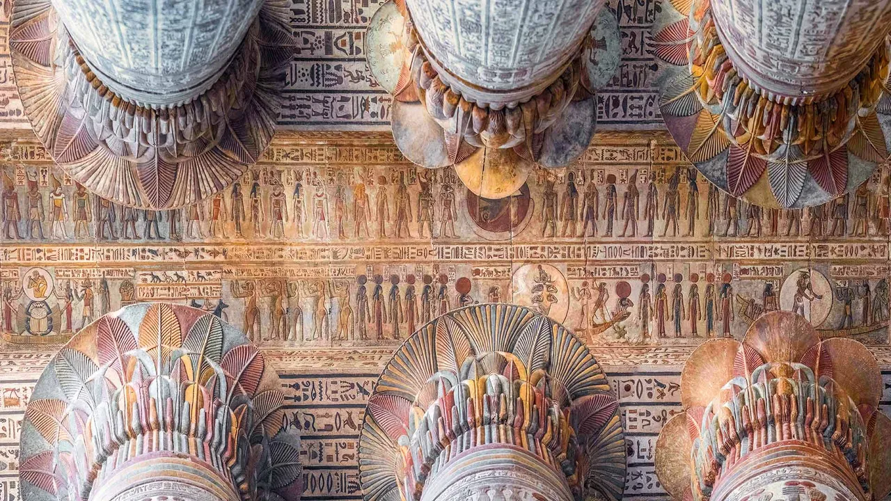 古代神殿の壮麗な内部空間