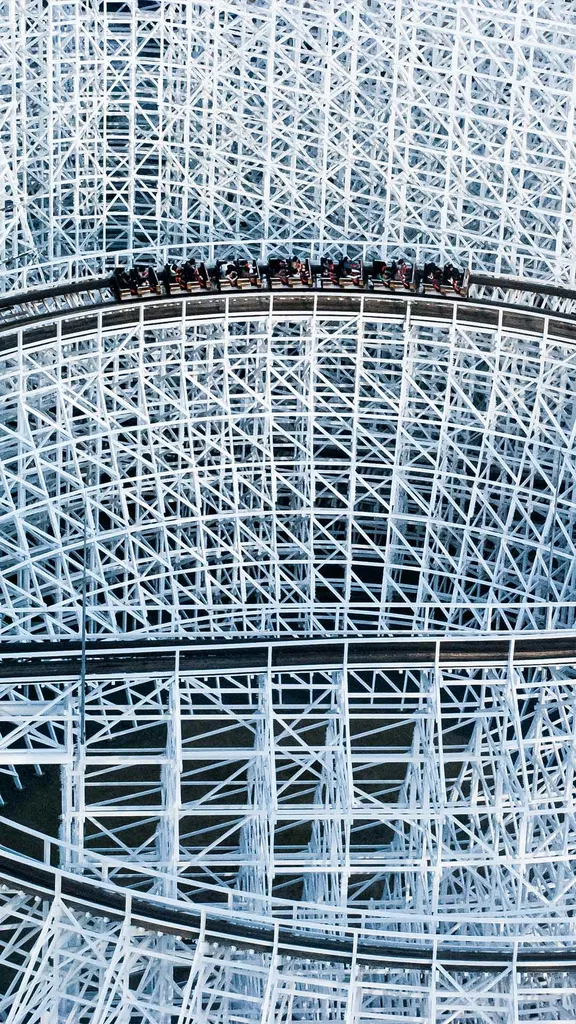 木製ローラーコースター「ホワイトサイクロン」