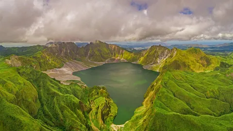 鸟瞰皮纳图博火山湖和山脉，菲律宾波拉克
