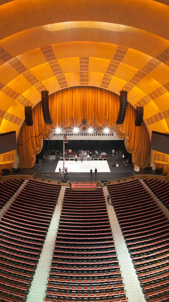 依然明亮地燃烧着