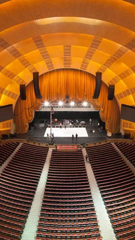 依然明亮地燃烧着