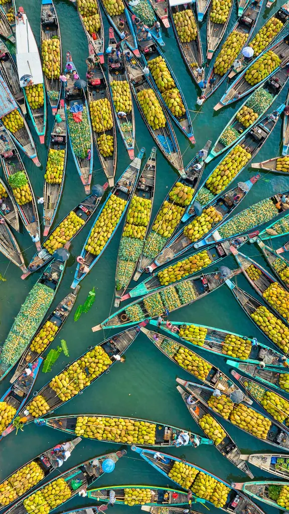 賑やかな水上マーケット