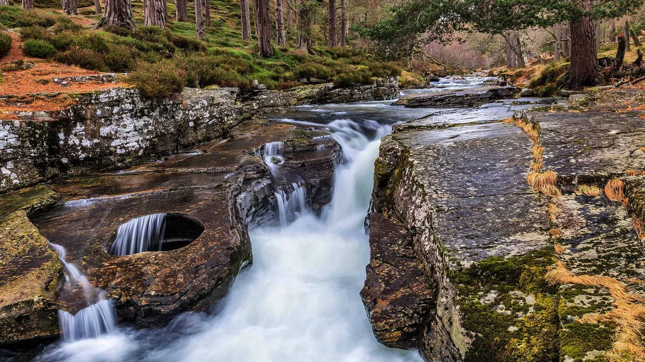 Linn of Quoich瀑布旁的碗状岩石洞，苏格兰阿伯丁郡