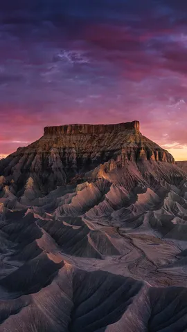 Un dipinto a tonalit&agrave; naturali