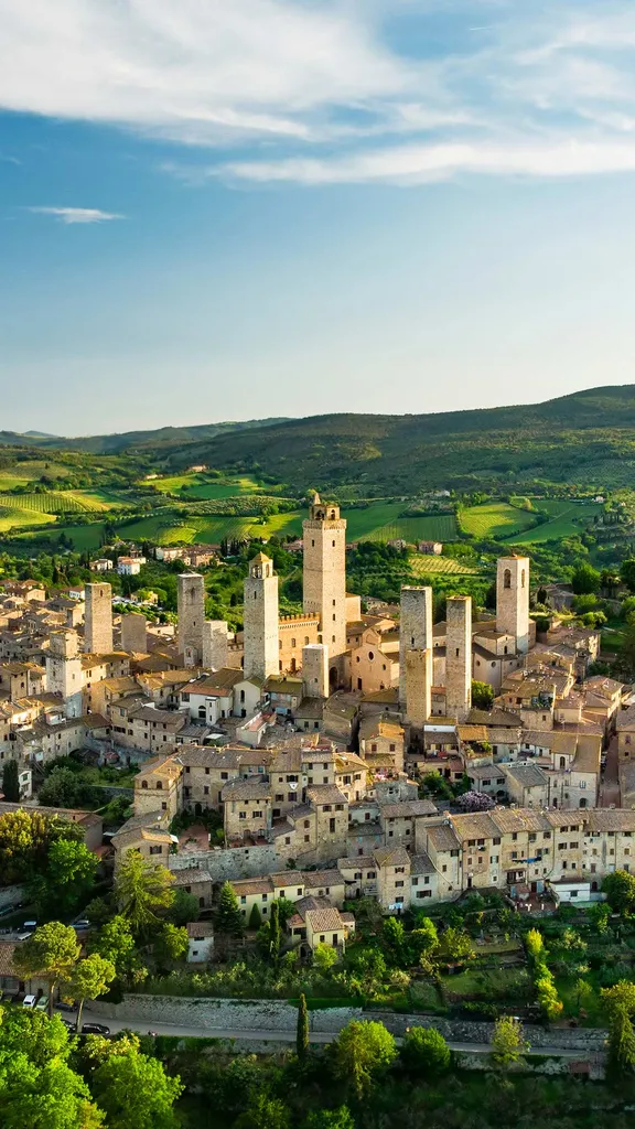 美しい中世の塔が立ち並ぶ街