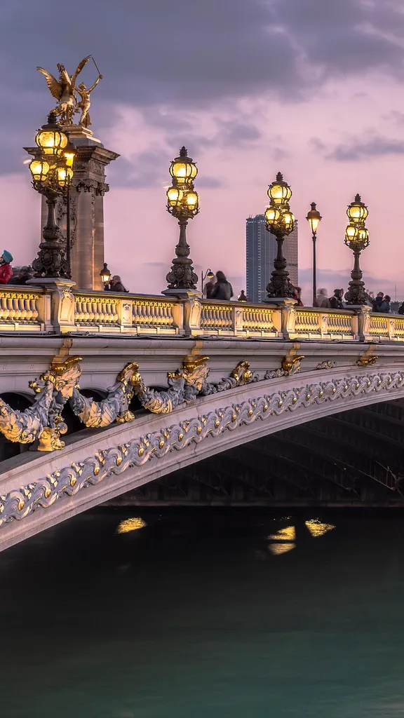 華麗な装飾が施された橋