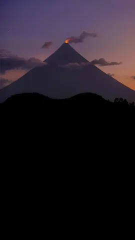 菲律宾马荣山的火山口冒烟