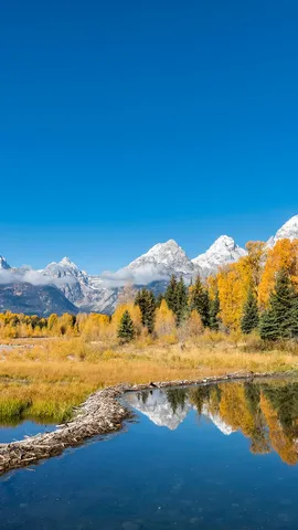 水面に映るティトン山脈
