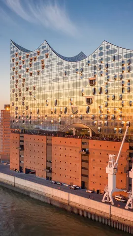 今日は世界建築の日